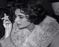 Elizabeth Taylor smoking